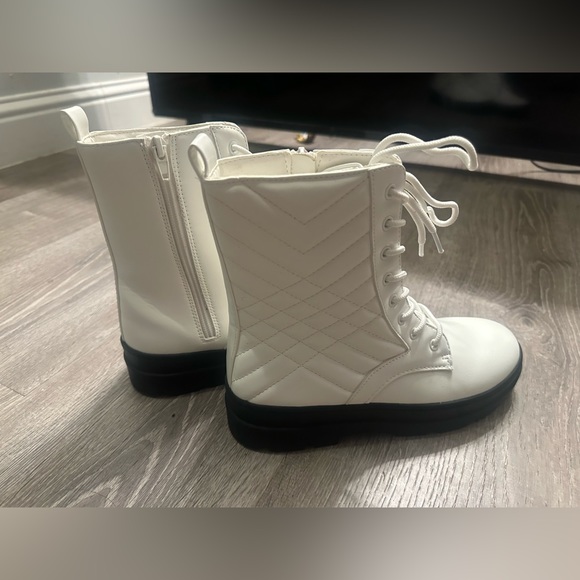 White small boots girl size 4 - Picture 3 of 7
